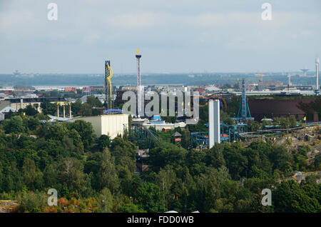 Vue depuis la tour du Stade Olympique d'Helsinki. Le parc d'attractions Linnanmäki. Helsinki, Finlande Banque D'Images