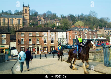 Les chevaux et les gens sur la rivière Severn Shropshire Telford Ironbridge Angleterre Go Europe Banque D'Images