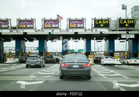 Aire de péage et les voitures en attente de passer par Robert F Kennedy Bridge New York USA Banque D'Images