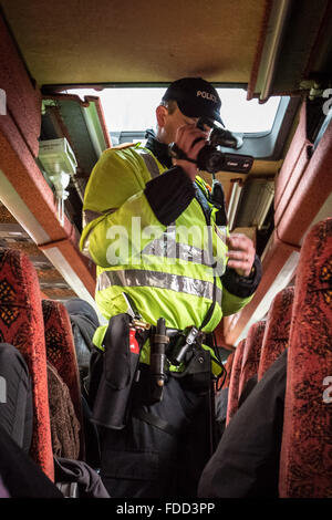 Kent, UK. 30 janvier, 2016. Une preuve de la police gatherer records avec caméra vidéo. Libération des groupes nationalistes violemment en conflit avec Londres anti-fascistes à une station-service de Maidstone où les entraîneurs ont également été vandalisées Crédit : Guy Josse/Alamy Live News Banque D'Images