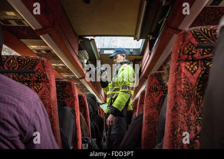 Kent, UK. 30 janvier, 2016. Une preuve de la police gatherer records avec caméra vidéo. Libération des groupes nationalistes violemment en conflit avec Londres anti-fascistes à une station-service de Maidstone où les entraîneurs ont également été vandalisées Crédit : Guy Josse/Alamy Live News Banque D'Images