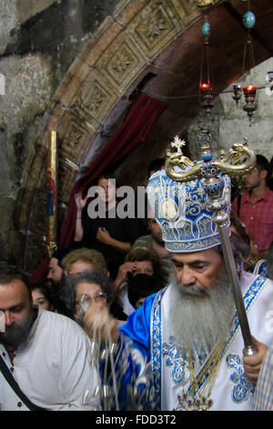 Israël, Jérusalem, Patriarche grec orthodoxe Theophilus III à la tombe de Marie en la fête de l'Assomption Banque D'Images