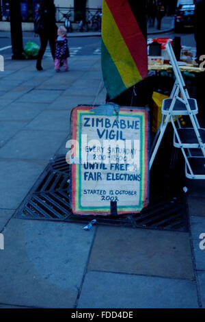 Londres, Royaume-Uni. 30 janvier, 2016.Les activistes de l'extérieur de l'Ambassade du Zimbabwe à Londres Banque D'Images