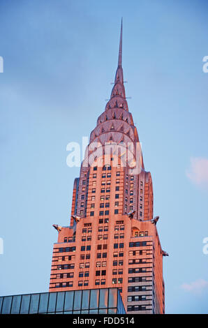 New York, États-Unis d'Amérique : le coucher du soleil le Chrysler Building, un gratte-ciel de style Art Déco, parmi les plus emblématiques de la ville d'icônes dans le monde Banque D'Images