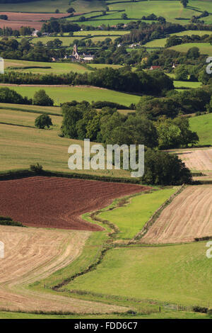 La vue vers l'église de Otterton haute falaise au sud de l'est du Devon. Banque D'Images