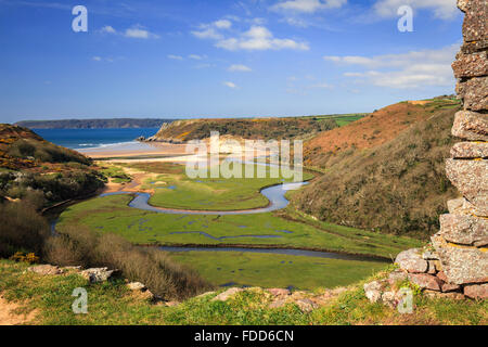 La vue de Pennard château sur la péninsule de Gower, dans le sud du Pays de Galles, avec la plage à trois de la Baie d'une falaise au loin. Banque D'Images