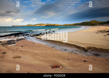 Plage Près de Balnakeil Durness dans l'extrême nord-ouest de l'Écosse, avec Faraid Head au loin. Banque D'Images