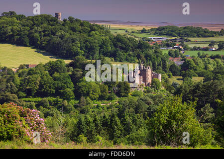 Château de Dunster à Somerset capturé de Bats château dans le parc aux Daims. Banque D'Images