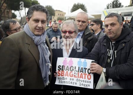 Rome, Italie. Jan 30, 2016. C'est le jour de la fête de la famille. La manifestation contre le projet de loi sur les unions civiles, CirinnÃ qui a débuté à 14h30 au Cirque Maximus de Rome, a été conclu sur les notes de Nessun dorma de Puccini. De nombreux bus transmis de l'extérieur de Rome pour porter la ville des familles, des couples, des enfants. Roberto Maroni dans le centre avec Giovanni Toti. Credit : Danilo Balducci/ZUMA/Alamy Fil Live News Banque D'Images