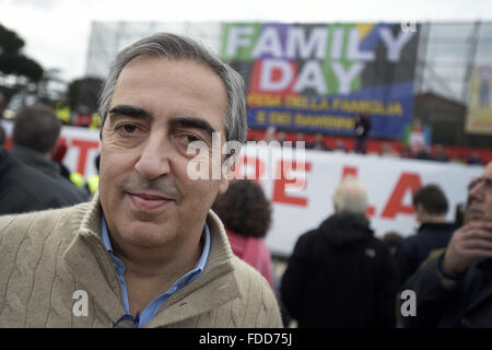 Rome, Italie. Jan 30, 2016. C'est le jour de la fête de la famille. La manifestation contre le projet de loi sur les unions civiles, CirinnÃ qui a débuté à 14h30 au Cirque Maximus de Rome, a été conclu sur les notes de Nessun dorma de Puccini. De nombreux bus transmis de l'extérieur de Rome pour porter la ville des familles, des couples, des enfants.Photo : Maurizio Gasparri, est un homme politique italien, président du groupe parlementaire du peuple de la liberté pour le Sénat dans le XVI législature, vice-président du Sénat du 21 mars 2013. (Crédit Image : © Danilo Balducci via Z Banque D'Images