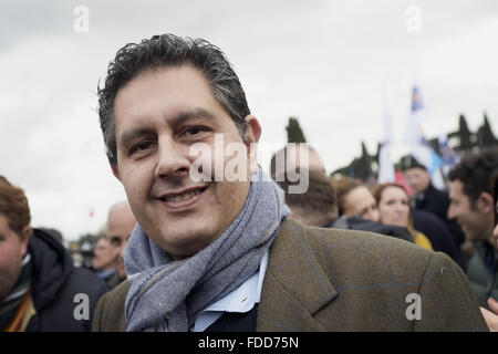 Rome, Italie. Jan 30, 2016. C'est le jour de la fête de la famille. La manifestation contre le projet de loi sur les unions civiles, CirinnÃ qui a débuté à 14h30 au Cirque Maximus de Rome, a été conclu sur les notes de Nessun dorma de Puccini. De nombreux bus transmis de l'extérieur de Rome pour porter la ville des familles, des couples, des enfants.Photo : Giovanni Toti est un journaliste et homme politique italien, conseiller politique, et l'ancien député européen Forza Italie et Président de la région de Ligurie pour le parti centre droit - Credit : Danilo Balducci/ZUMA/Alamy Fil Live News Banque D'Images