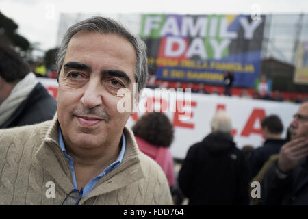 Rome, Italie. Jan 30, 2016. C'est le jour de la fête de la famille. La manifestation contre le projet de loi sur les unions civiles, CirinnÃ qui a débuté à 14h30 au Cirque Maximus de Rome, a été conclu sur les notes de Nessun dorma de Puccini. De nombreux bus transmis de l'extérieur de Rome pour porter la ville des familles, des couples, des enfants.Photo : Maurizio Gasparri, est un homme politique italien, président du groupe parlementaire du peuple de la liberté pour le Sénat dans le XVI législature, vice-président du Sénat du 21 mars 2013. (Crédit Image : © Danilo Balducci via Z Banque D'Images