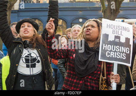 Londres, Royaume-Uni. 30 janvier, 2016. Des milliers de manifestants de l'Imperial War Museum à Downing St organisée par Lambeth Housing militants contre la loi de l'habitat et de la planification. Les gens crient à l'appui d'un discours prononcé par un militant du logement avant le mois de mars. Crédit : Peter Marshall/Alamy Live News Banque D'Images