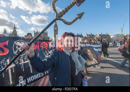 Londres, Royaume-Uni. 30 janvier, 2016. Des milliers de manifestants de l'Imperial War Museum à Downing St organisée par Lambeth Housing militants contre la loi de l'habitat et de la planification. Lisa McKenzie vagues un trident en face de bannières de guerre de classe et les chambres du Parlement. Crédit : Peter Marshall/Alamy Live News Banque D'Images