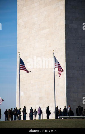 WASHINGTON DC, États-Unis — le Washington Monument se trouve bien en vue sur le National Mall. Achevé en 1884, cet obélisque imposant, conçu par Robert Mills, rend hommage à George Washington. À 555 pieds, 5 1/8 pouces, il était le plus haut bâtiment du monde à son achèvement. Banque D'Images