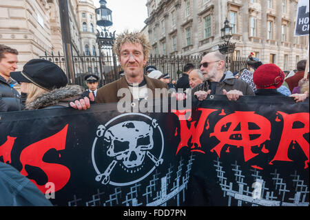 Londres, Royaume-Uni. 30 janvier, 2016. Des milliers de manifestants de l'Imperial War Museum à Downing St organisée par Lambeth Housing militants contre la loi de l'habitat et de la planification. Bannière de guerre de classe en face de Downing St. Crédit : Peter Marshall/Alamy Live News Banque D'Images