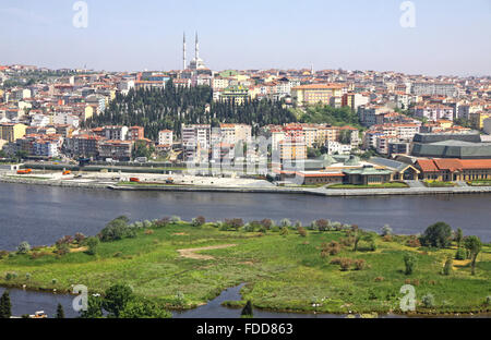 La ville d'Istanbul, Turquie. Avis de corne d'inlet et maisons colorées sur une colline Banque D'Images