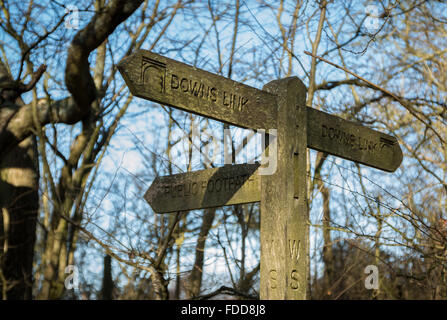 Sentier public traditionnel en bois et des bas de la piste de liaison signer la campagne du Sussex de l'Ouest, Royaume-Uni Banque D'Images