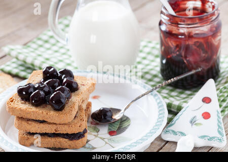 Confiture de cerises aigres et biscottes Banque D'Images