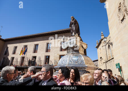 Les habitants portent la statue de Dominique de la Calzada dans la procession d'action de grâce Banque D'Images