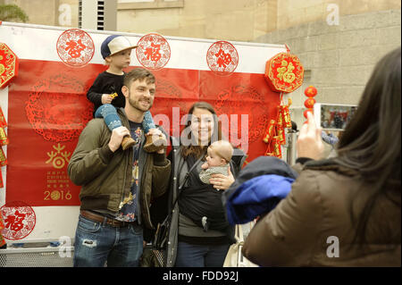 Washington, DC, USA. Jan 30, 2016. Une famille pose pour des photos de famille qu'ils assistent à une journée familiale pour célébrer le Nouvel An lunaire chinois à venir au Smithsonian American Art Museum de Washington, DC, États-Unis, le 30 janvier 2016. Credit : Jiao Min/Xinhua/Alamy Live News Banque D'Images