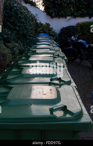 Une ligne de recyclage des déchets domestiques et wheelie bins Banque D'Images