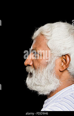 1 Senior Adulte indien côté homme poser penser Banque D'Images