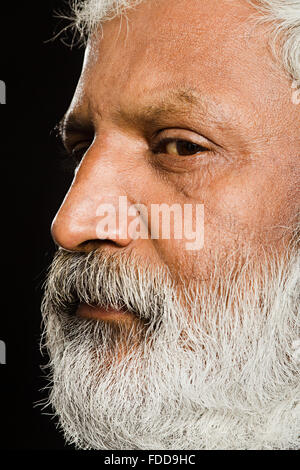 1 Senior Adulte indien Extrême Homme Looking-At face côté aînés posent-Camera Banque D'Images