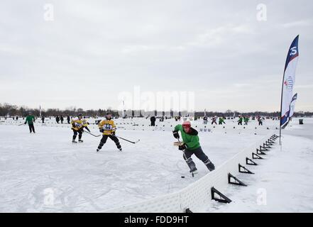 Concurrents jouer au hockey dans les Championnats mondiaux de hockey sur glace à Minneapolis, Minnesota. Banque D'Images