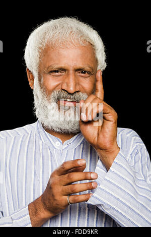 1 Senior homme adultes indiens montrant du doigt Banque D'Images
