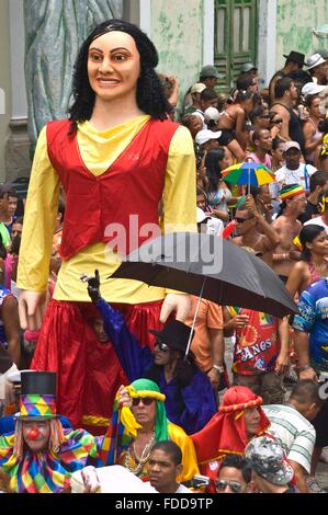 Des marionnettes géantes défilent dans la foule lors des célébrations du carnaval d'Olinda, 22 février 2010 à Olinda, Pernambuco, Brésil. Banque D'Images