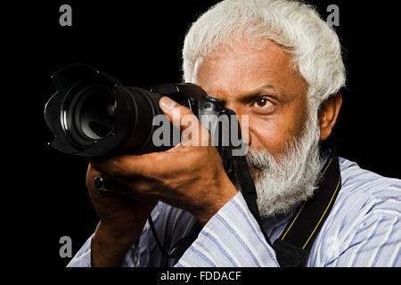 1 cadres indiens caméraman adultes en cliquant sur photo Banque D'Images