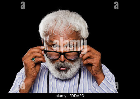 1 Senior homme indien adultes lunettes regarder Banque D'Images