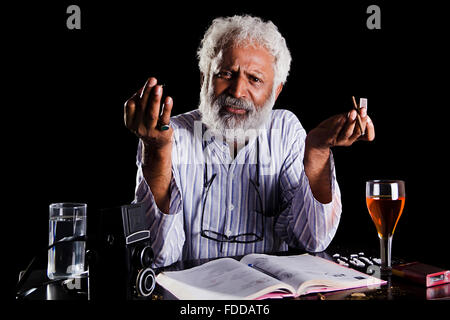 1 Indian Senior Adult Man livre journaliste écrit Cigarette Stress et la dépendance de l'abus de drogues Banque D'Images