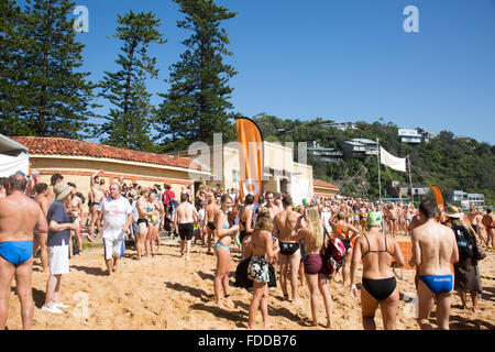 Grand Macquarie nager, 42e grand nager de Palm Beach à Whale Beach Sydney, un 2.8km natation de l'océan qui fait partie de l'océan, série Pittwater nage les concurrents ont un démarrage échelonné pour les hommes/femmes et de tranches d'âge. Il y a également un 1km plus court bien sûr. C'est l'un de l'Australie ; la fameuse nage de l'océan et attire de nombreux concurrents masculins et féminins @ alamylivenews10 modèle. Banque D'Images