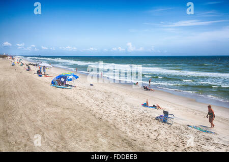 14 août 2015 : Kure Beach, North Carolina USA : les vacanciers du soleil sur Kure Beach près de Wilmington, Caroline du Nord. Banque D'Images