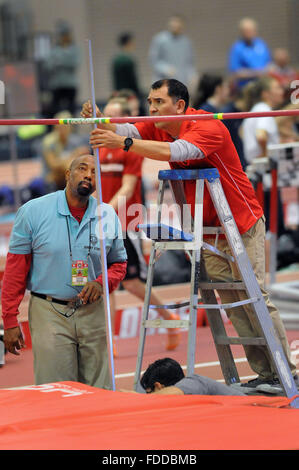 Albuquerque, NM, USA. Jan 30, 2016. Ray MiKinnis et Jorge Ortero régler la hauteur de la barre du saut en hauteur. Samedi, 30 janvier 2016. © Jim Thompson/Albuquerque Journal/ZUMA/Alamy Fil Live News Banque D'Images