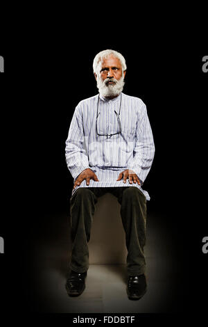 1 Indian Senior Man Sitting Bench penser Banque D'Images