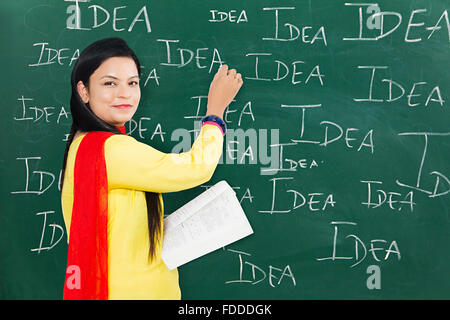 1 Femme adulte indien Teacher Writing Blackboard Banque D'Images