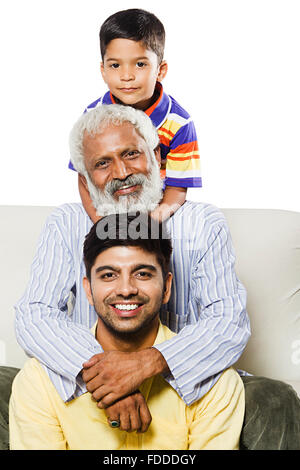3 Personnes Grand-père fils et petit-fils assis canapé profitez d'attente Banque D'Images