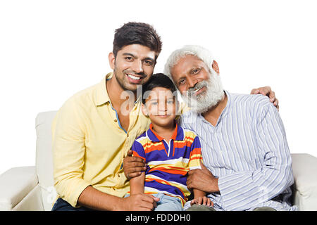 3 Personnes Grand-père fils et petit-fils assis canapé profitez Banque D'Images
