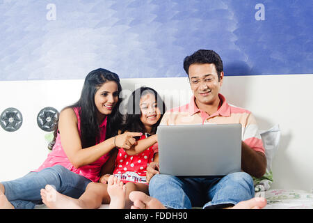 3 personnes Parents et enfant fille chat portable montrant du doigt Banque D'Images