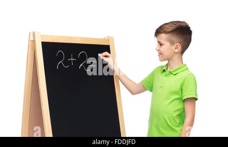 Happy boy problèmes mathématiques sur tableau noir de l'école Banque D'Images