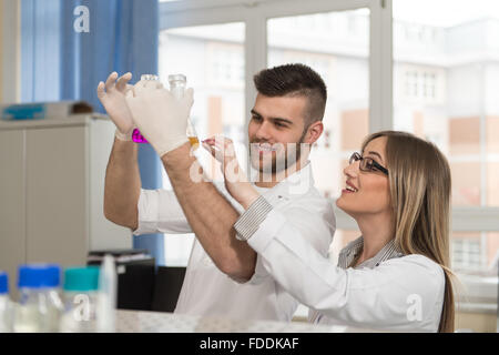 Groupe d'élèves du secondaire travaillent ensemble à la classe de laboratoire Banque D'Images