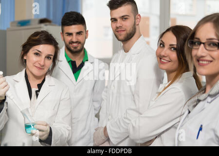 Groupe d'étudiants qui effectuent des recherches scientifiques avec l'enseignant dans un environnement de laboratoire Leçons d'apprentissage en classe - Pour obtenir de l'aide et Sup Banque D'Images