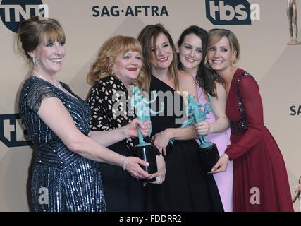 Los Angeles, CA, USA. Jan 30, 2016. Phyllis Logan, Lesley Nicol, Raquel Cassidy, Sophie McShera, Joanne Froggatt, une performance exceptionnelle par un ensemble dans une série dramatique pour Downton Abbey dans la salle de presse à la 22e Screen Actors Guild Awards (SAG) - SALLE DE PRESSE, Shrine Auditorium, Los Angeles, CA, 30 janvier 2016. Credit : Elizabeth Goodenough/Everett Collection/Alamy Live News Banque D'Images