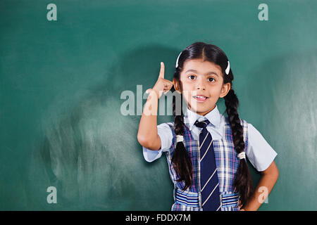 1 personne seule fille d'enseignement en classe l'école pour enfants montrant smiling student Banque D'Images