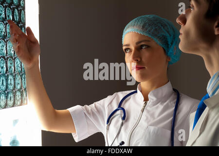 Image de deux jeunes deux médecins discuter les résultats radiologiques Banque D'Images