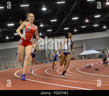 Albuquerque, NM, USA. Jan 30, 2016. L'UNM Haley Sanner arrondit la courbe dans le 400 mètres. Samedi, 30 janvier 2016. © Jim Thompson/Albuquerque Journal/ZUMA/Alamy Fil Live News Banque D'Images