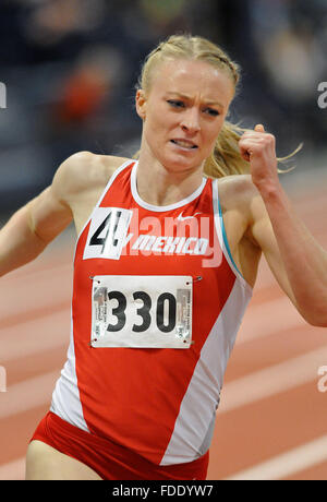 Albuquerque, NM, USA. Jan 30, 2016. L'UNM Sophie Connor était chaud sur le guérit de sa coéquipière Calli Thackery dans la Women's un mile run. Samedi, 30 janvier 2016. © Jim Thompson/Albuquerque Journal/ZUMA/Alamy Fil Live News Banque D'Images